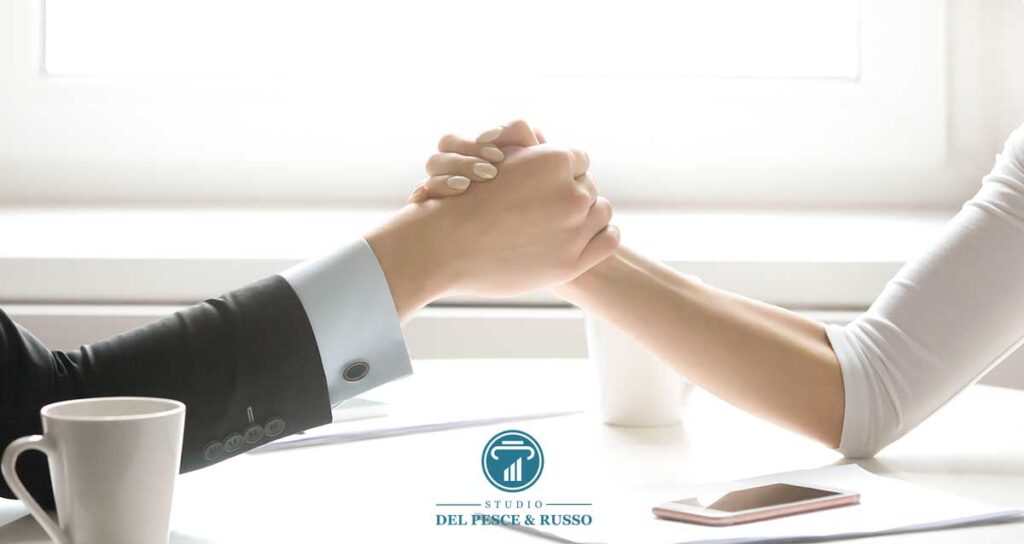 braccio di ferro tra uomo e donna d'affari a rappresentazione di cause civili contro le banche