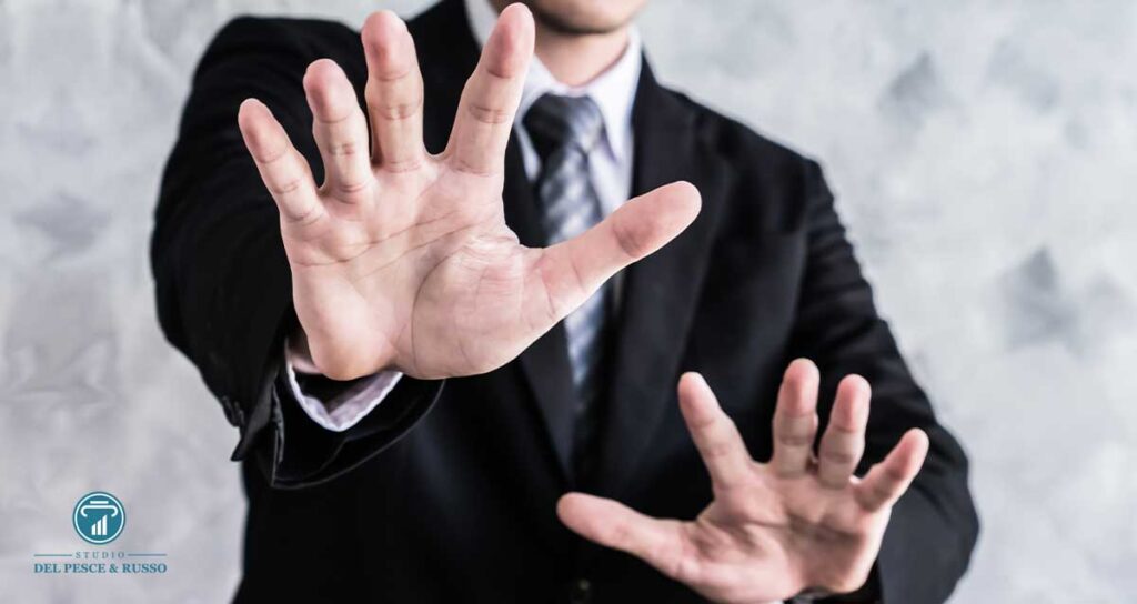 imprenditore con mani in segno di fermare l'avanzata di qualcosa
